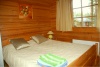 Финляндия, туристическая деревня Керимаа, размещ000ение, коттедж №99, спальня с двуспальной кроватью.
