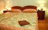 Астрахань, отель Ривер-Хаус, размещение, номер стандарт, спальня двуспальной кроватью.